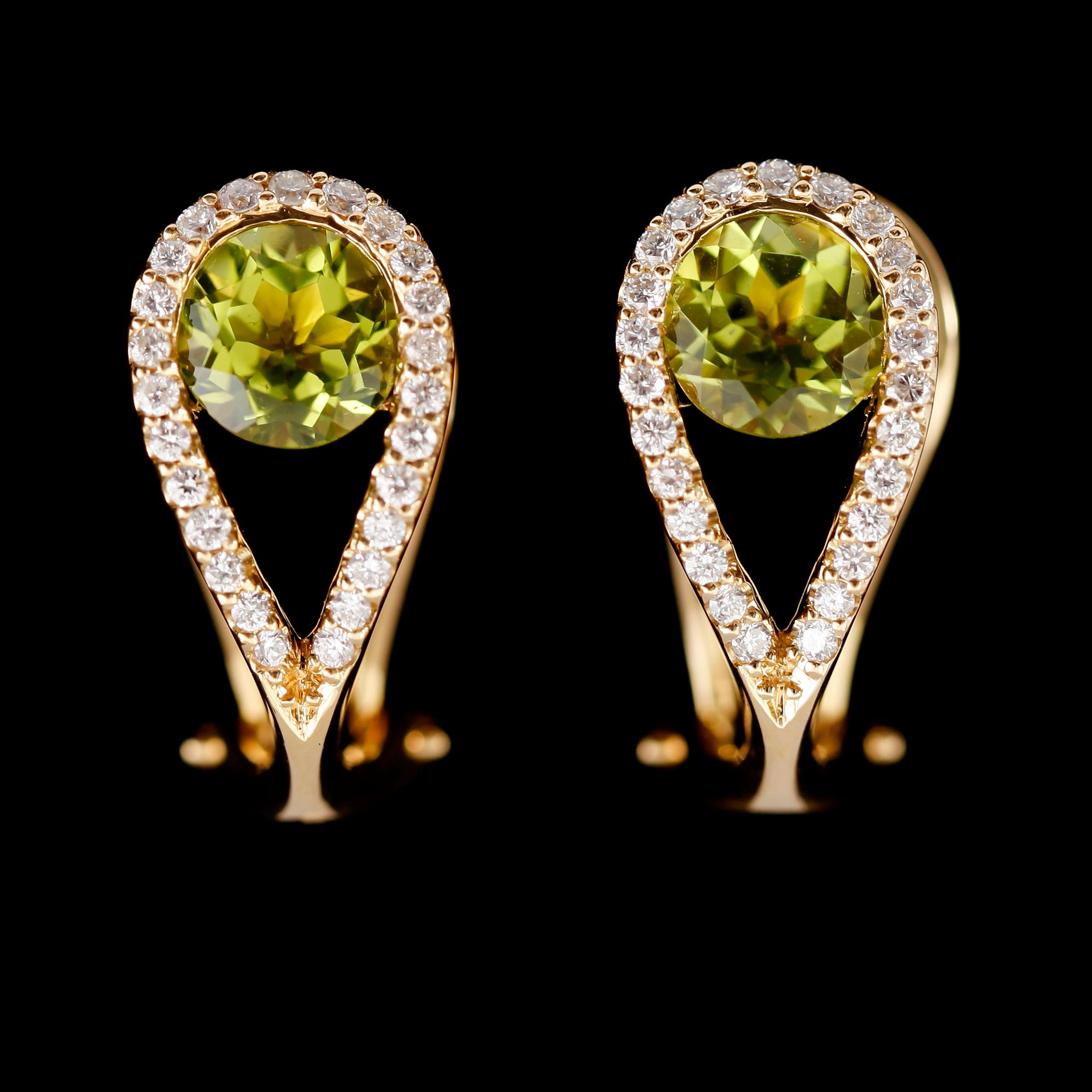 ÖRHÄNGEN, 1 par, 18 k guld, peridoter totalt 2.00 ct samt briljantslipade diamanter totalt 0.35 ct. Vikt 5,6 g.
