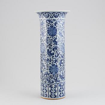 A chinese blue and white trumpet shaped vase, Qing Dynasty, 19th century.