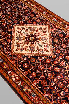 A Hamadan runner, approx. 422 x 110 cm.