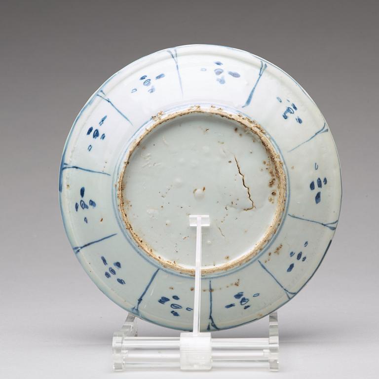 A set of three blue and white dishes, Ming dynasty, Wanli (1572-1620).
