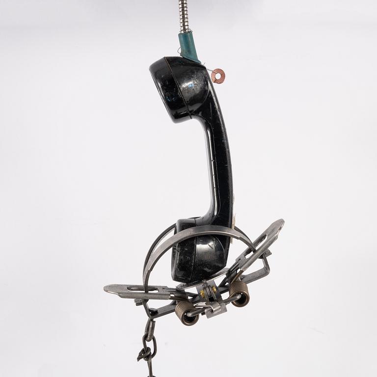 Jason Matthew Lee, hårddiskmagneter, djurfälla, modifierad betaltelefon. Utförd 2017.