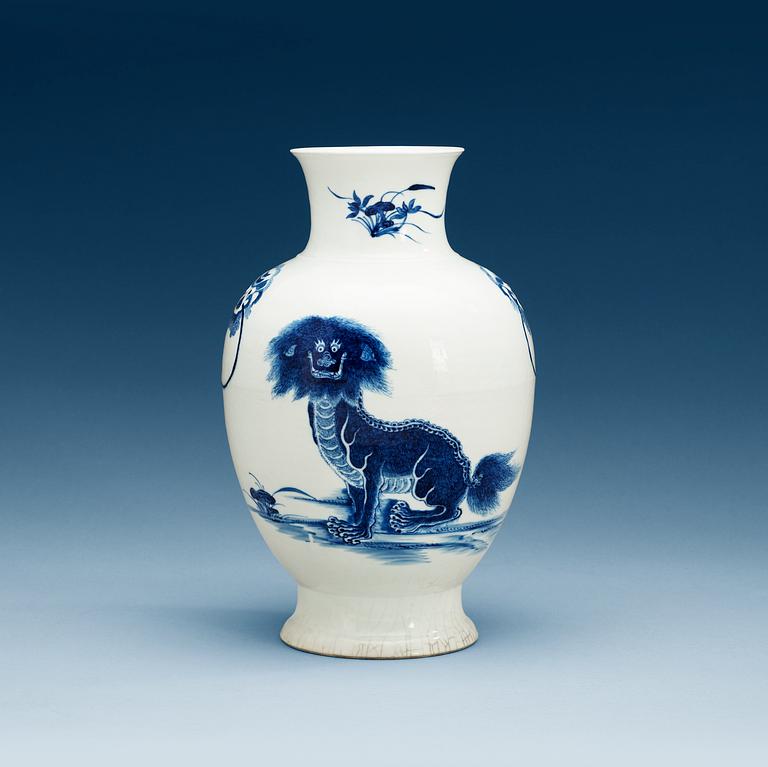 A blue and white vase, Qing dynasty.