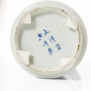 Vas, porslin, Kina, sen Qingdynasti/omkring 1900.