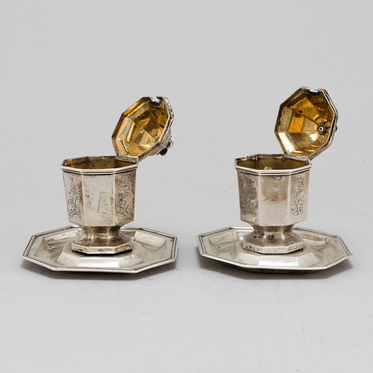 CHRISTIAN HAMMER, a pair of silver bowls with dishes and covers, Stockholm, 1850s. 298 gram.