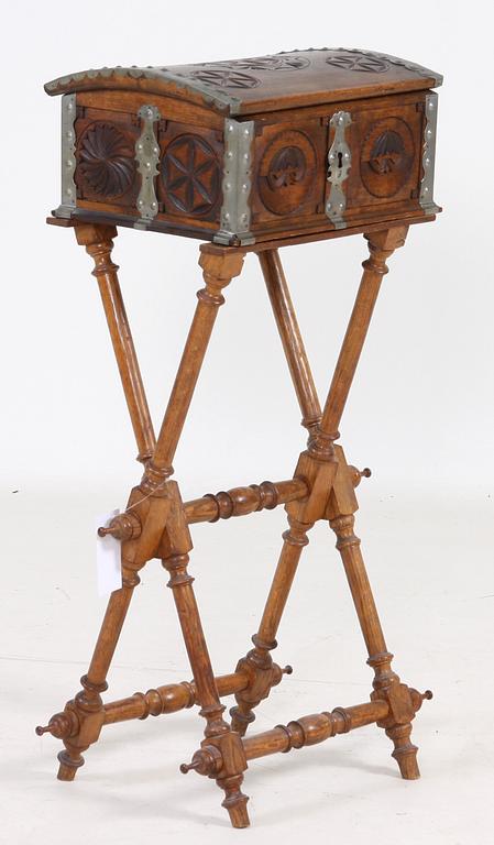 SCHATULL PÅ BENSTÄLLNING, 1900-tal.