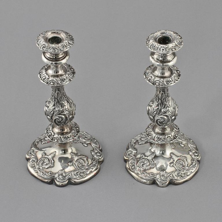 LJUSSTAKAR, ett par, nysilver, omkring 1900.