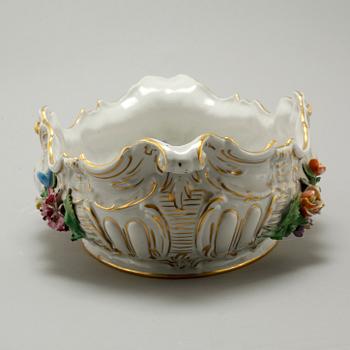 A porcelain jardinère from Sächsische Porzellan Manufaktur in Dresden, 20th century.