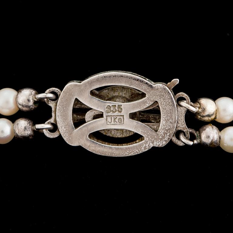 A TWO STRAND PEARL NECKLACE.