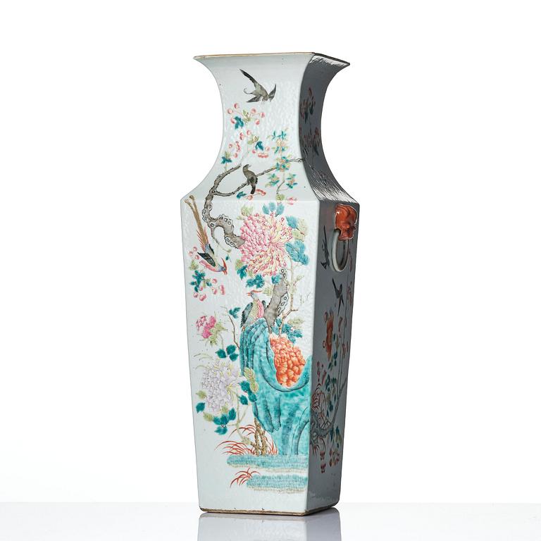 Vas, porslin. Qingdynastin, 1800-tal.