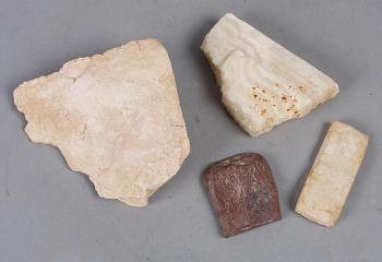 PARTI STENFRAGMENT, 4 st, bla sandsten och alabaster, bla Egypten.