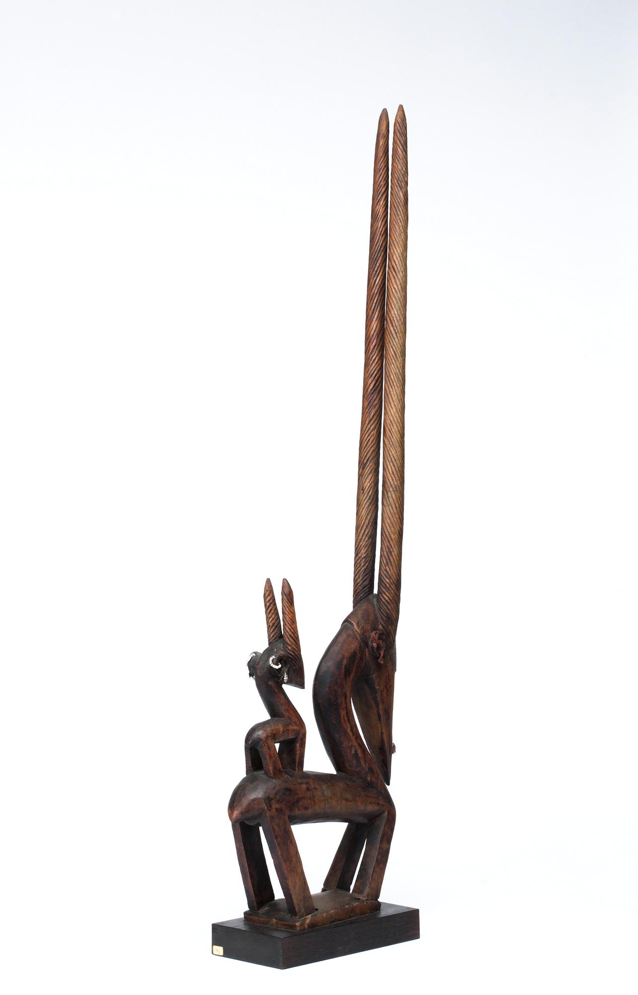 HUVUDPRYDNAD. Tshiwara (stiliserad antilop) - Moderskap. Trä. Bambara-stammen. Mali ca 1940-tal. Höjd 86 cm.