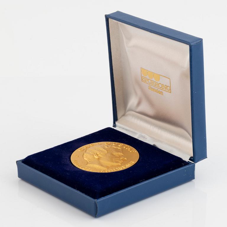 A Swedish 18K gold medal, over H.K.H. King Carl XVI Gustaf as crown prince.