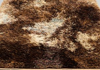 Lars Gynning, a carpet, knotted pile, ca 212,5 x 140 cm, signed LG SH (Lars Gynning, Svensk Hemslöjd).