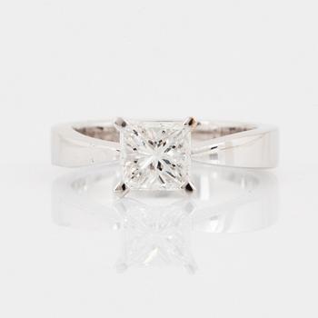 RING vitguld med princesslipad diamant 0.77 ct med certifikat.