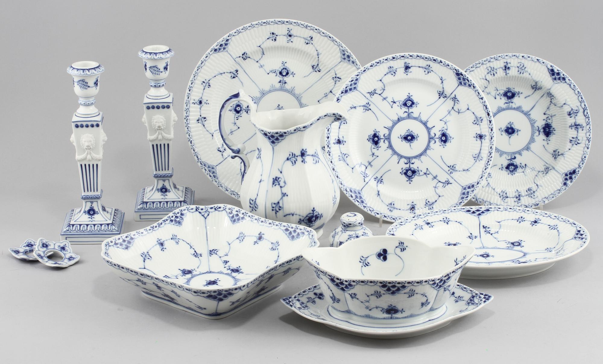 MATSERVISDELAR, 49 st, porslin, "Musselmalet", Royal Copenhagen, 1900-talets andra hälft.