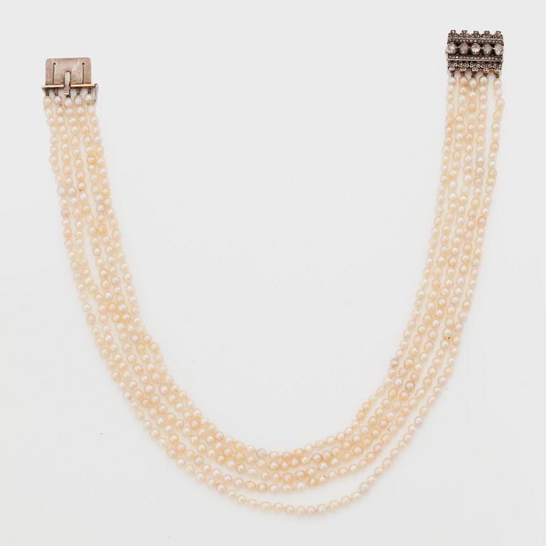 A FIVE-STRAND PEARL NECKLACE.