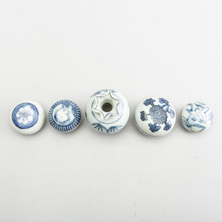 A blue and white pomme granate shaped jar and 4 miniature boxes with covers, Ming dynasty (1368-1644).