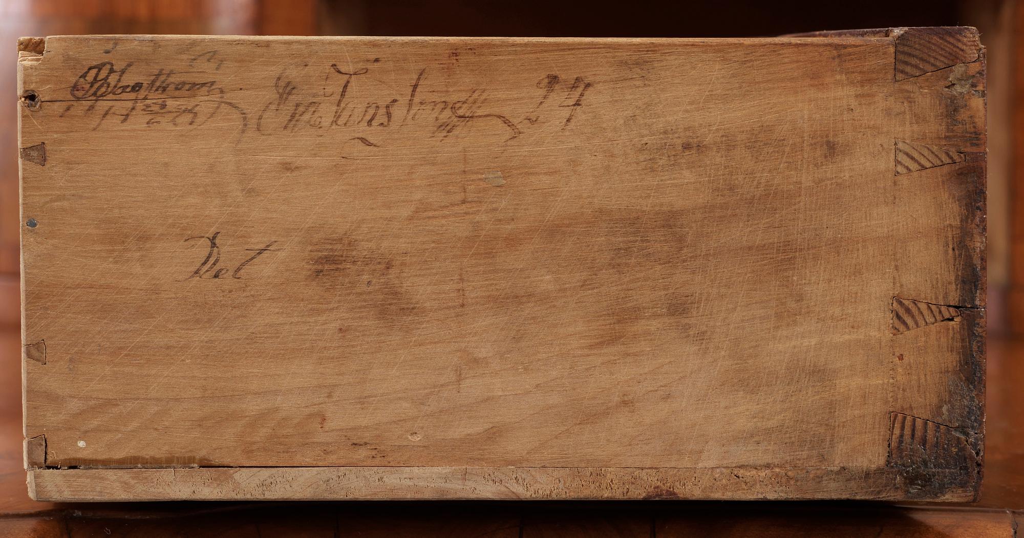 BYRÅ MED UPPSATS, senbarock,1700-talets första hälft.
