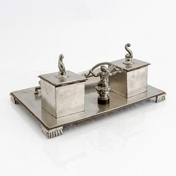 A 1920/30s pewter desk stand and seal.