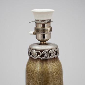 BORDSLAMPA, tenn samt keramik, troligen Danmark, 1900-talets första hälft.