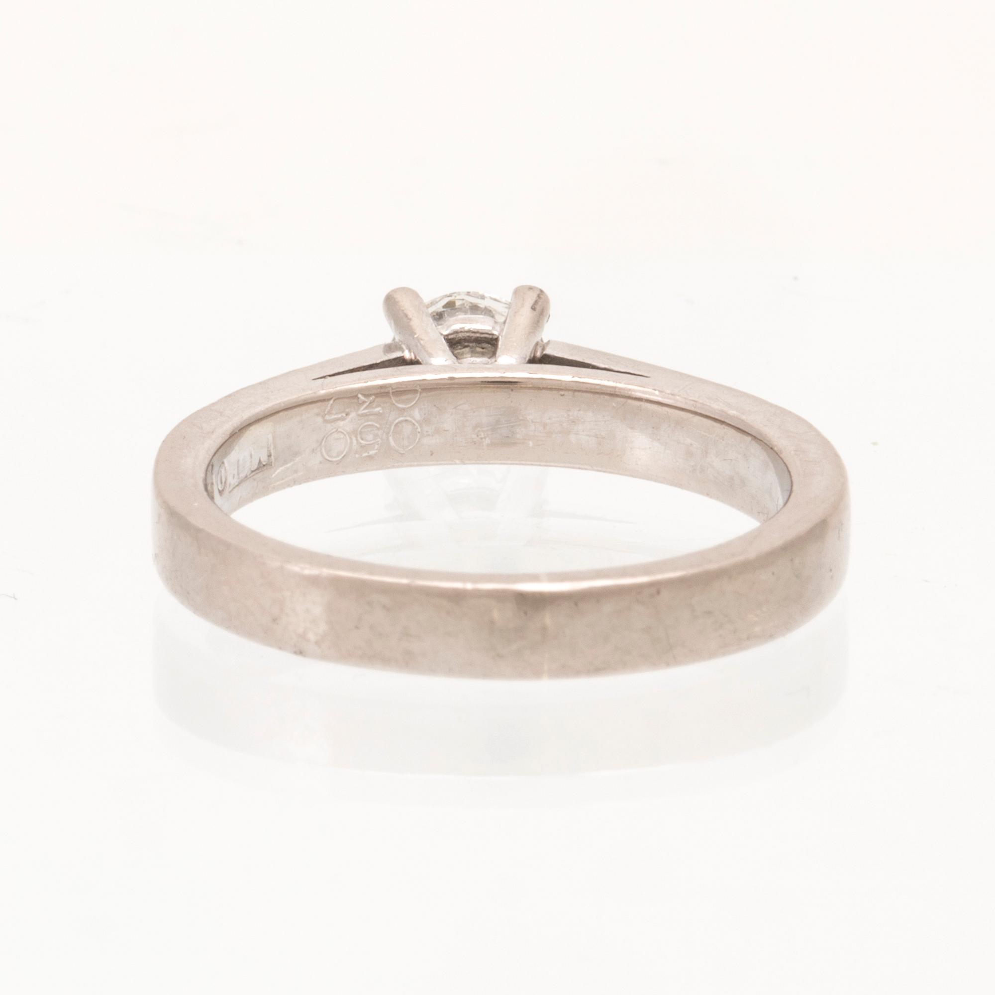 An 18K white gold ring set with round brilliant-cut diamonds.