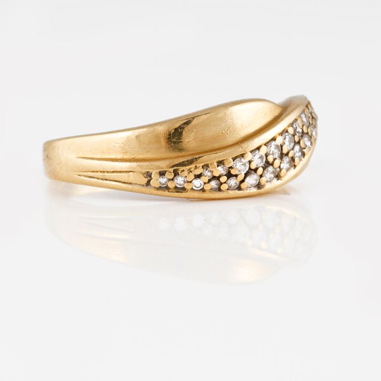 RING, 18K guld med briljantslipade diamanter 0.27 ct, kattfotstämplad. Vikt 4,0 gram.