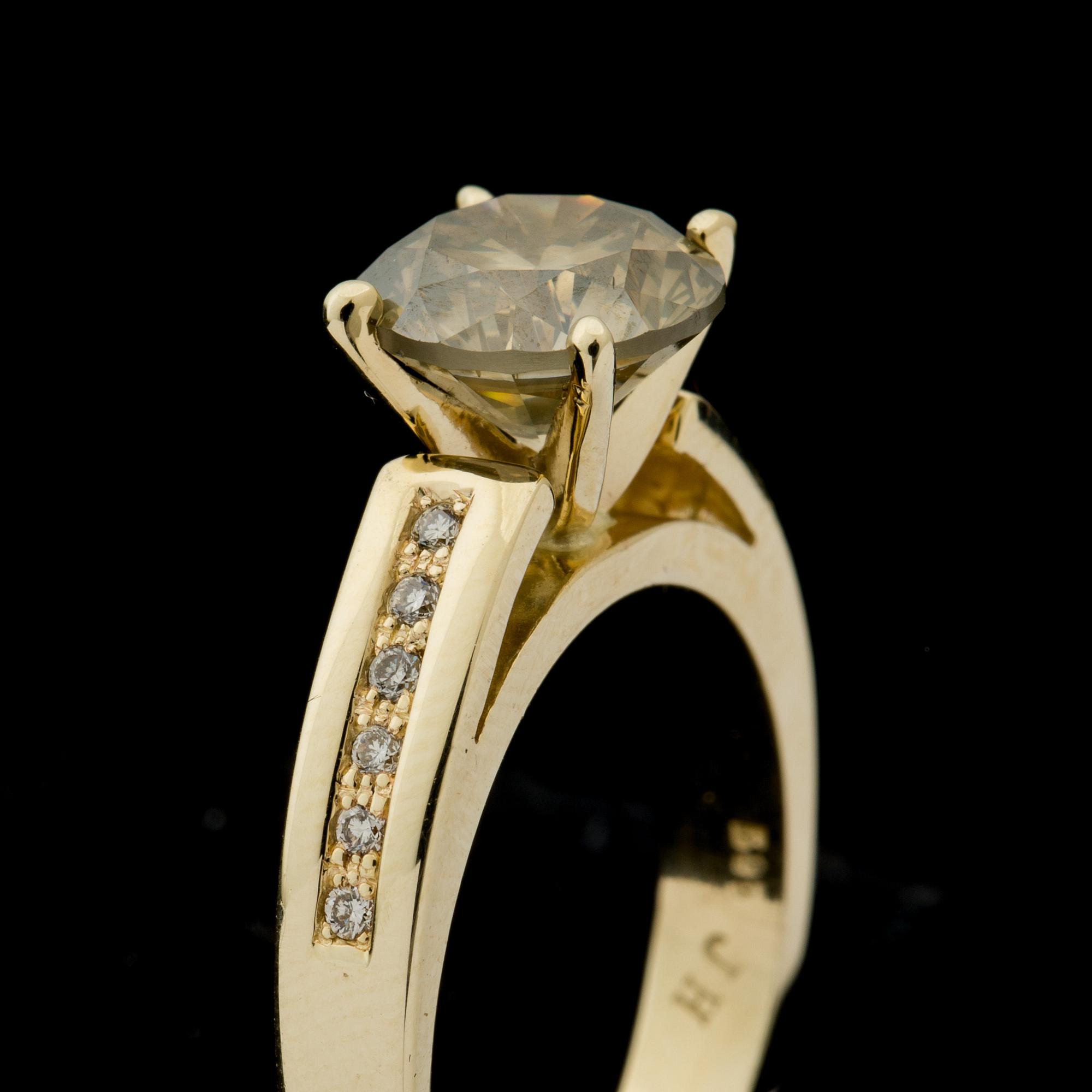 RING, 14 k guld med briljantslipad diamant samt mindre briljantslipade diamanter, totalt ca 2,65 ct. Vikt ca 5 g.