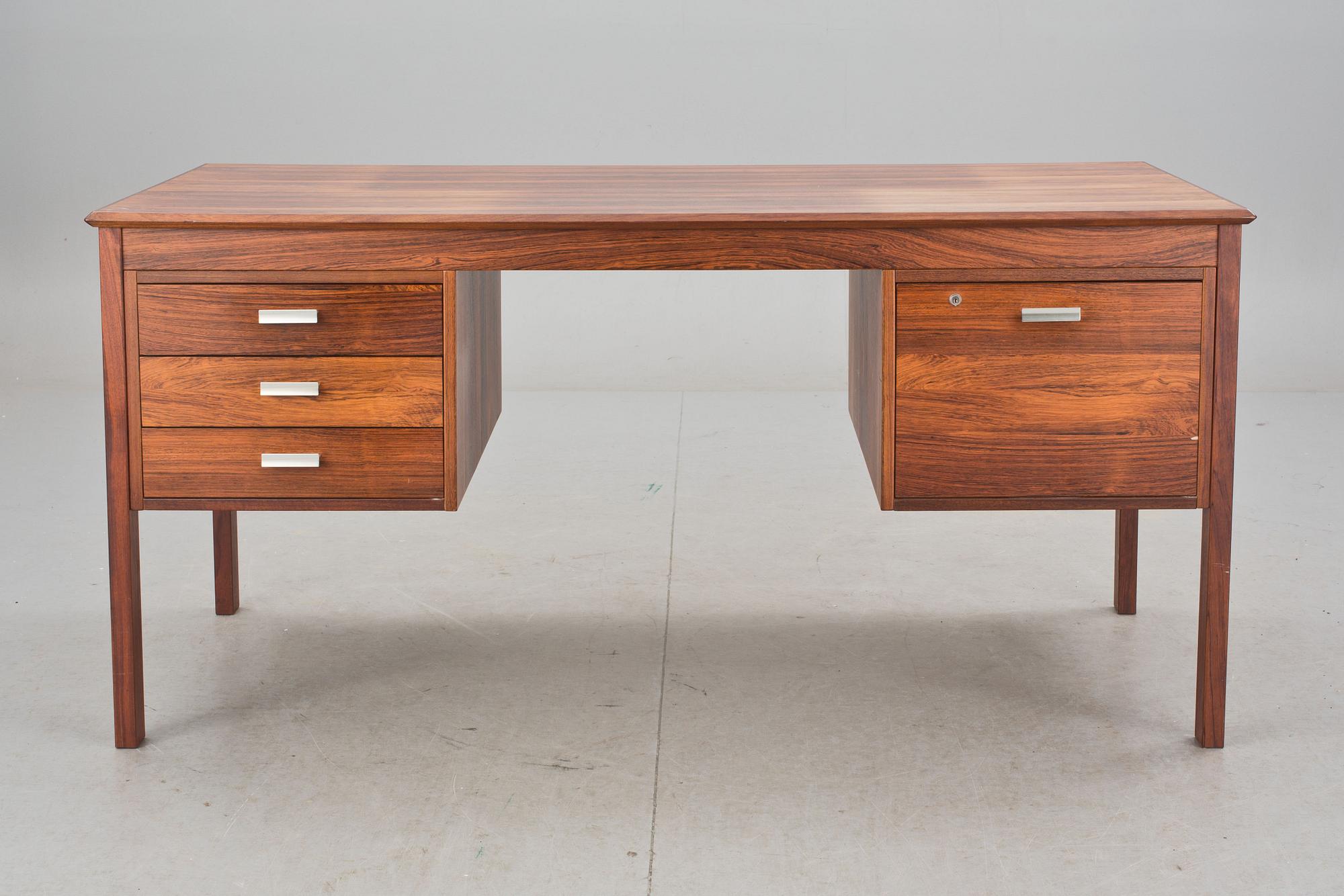 SKRIVBORD, Averskogs möbelfabrik, Lammhult, etikettmärkt.