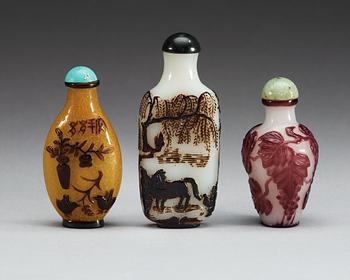 A set of three overlay glass snuff bottles, Qing dynasty.