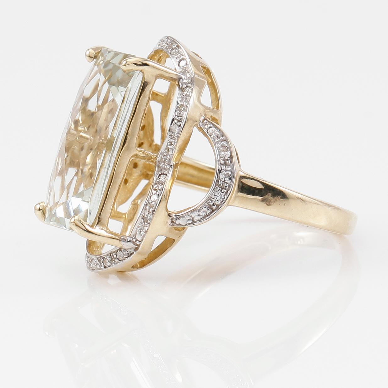 RING, 10K guld, mindre diamanter och grön kvarts.