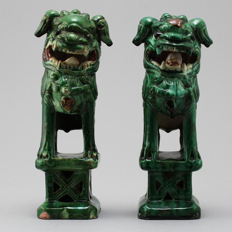 FOHUNDAR, 2 st snarlika, porslin, Kina, 1800 respektive 1900-tal.