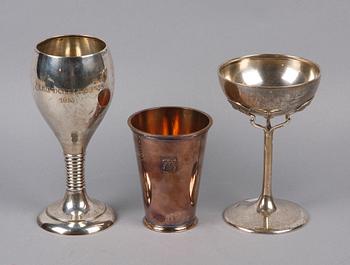 POKAL, BÄGARE samt SKÅL PÅ FOT, silver, 1900-tal. Total vikt ca 550 gram.
