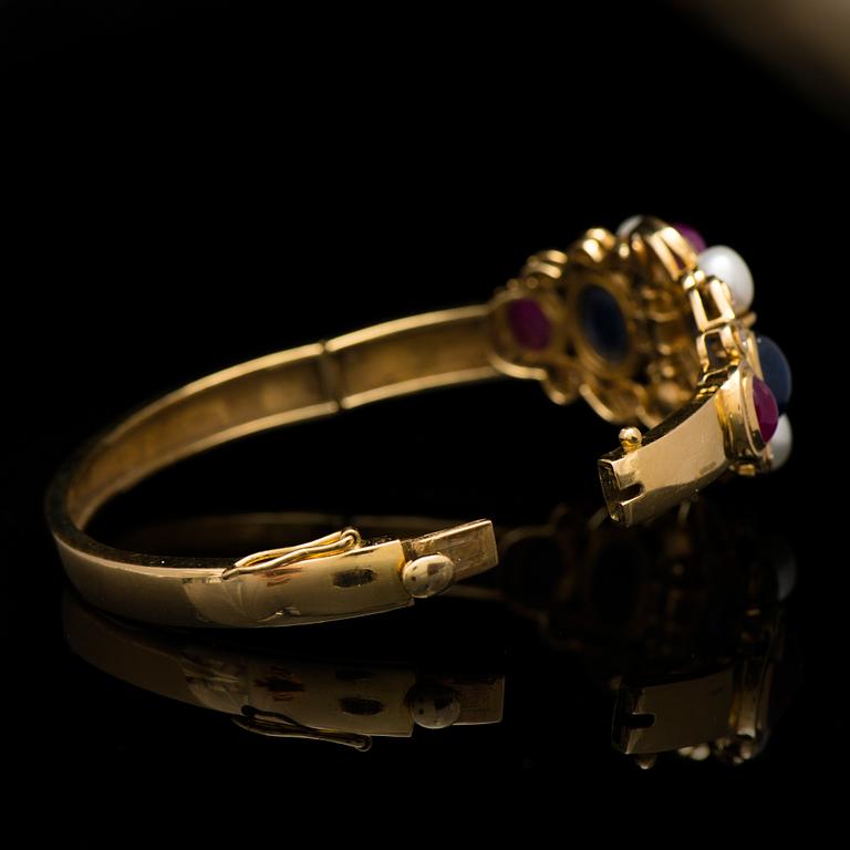 ARMRING, cabochonslipade safirer och rubiner, odlade pärlor, briljantslipade diamanter, 18K guld.