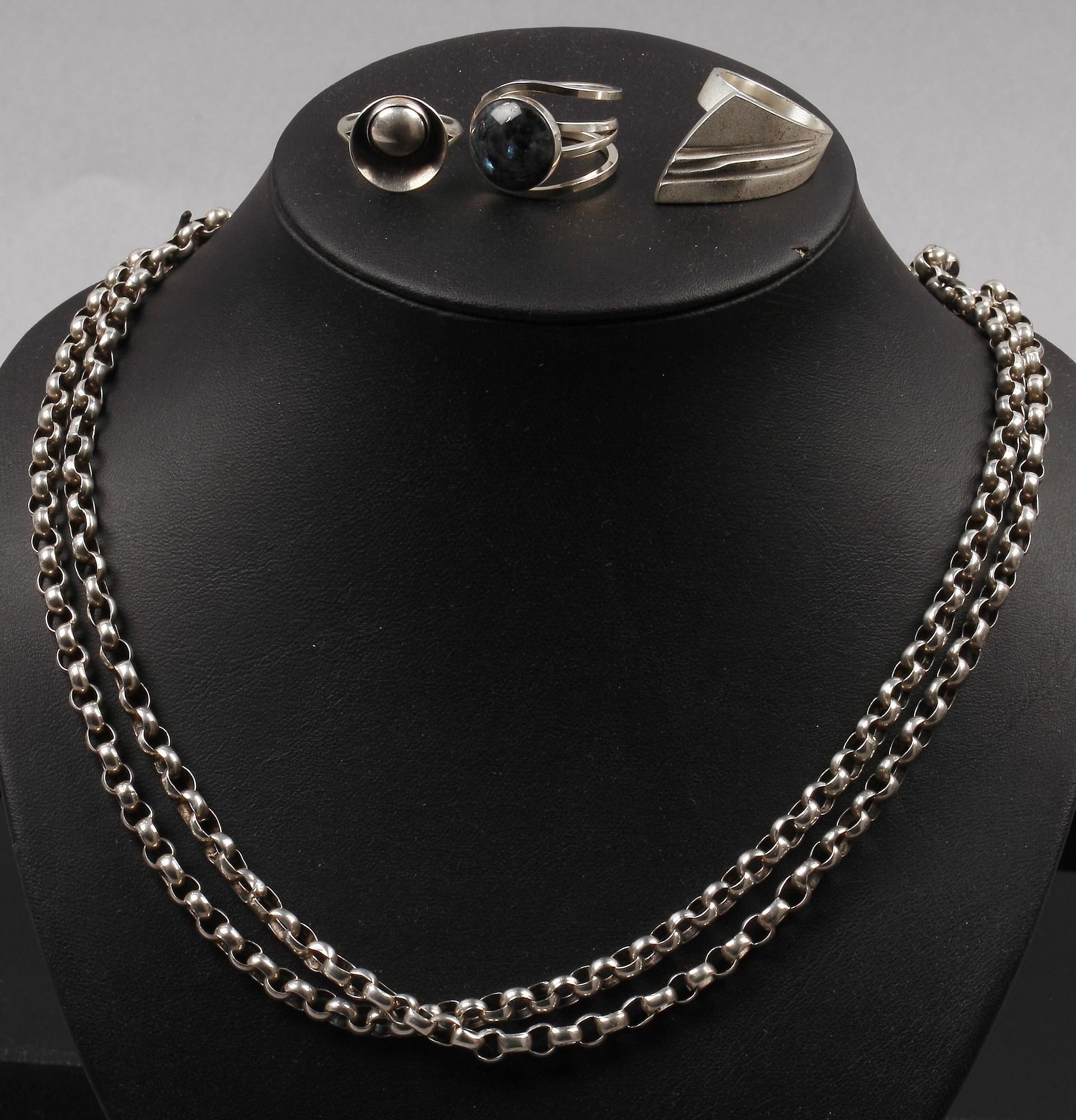 HALSBAND samt RINGAR, 3 st, silver, bl a Nils Erik From och Lapponia, 1900-tal. Tot ca 60 g.