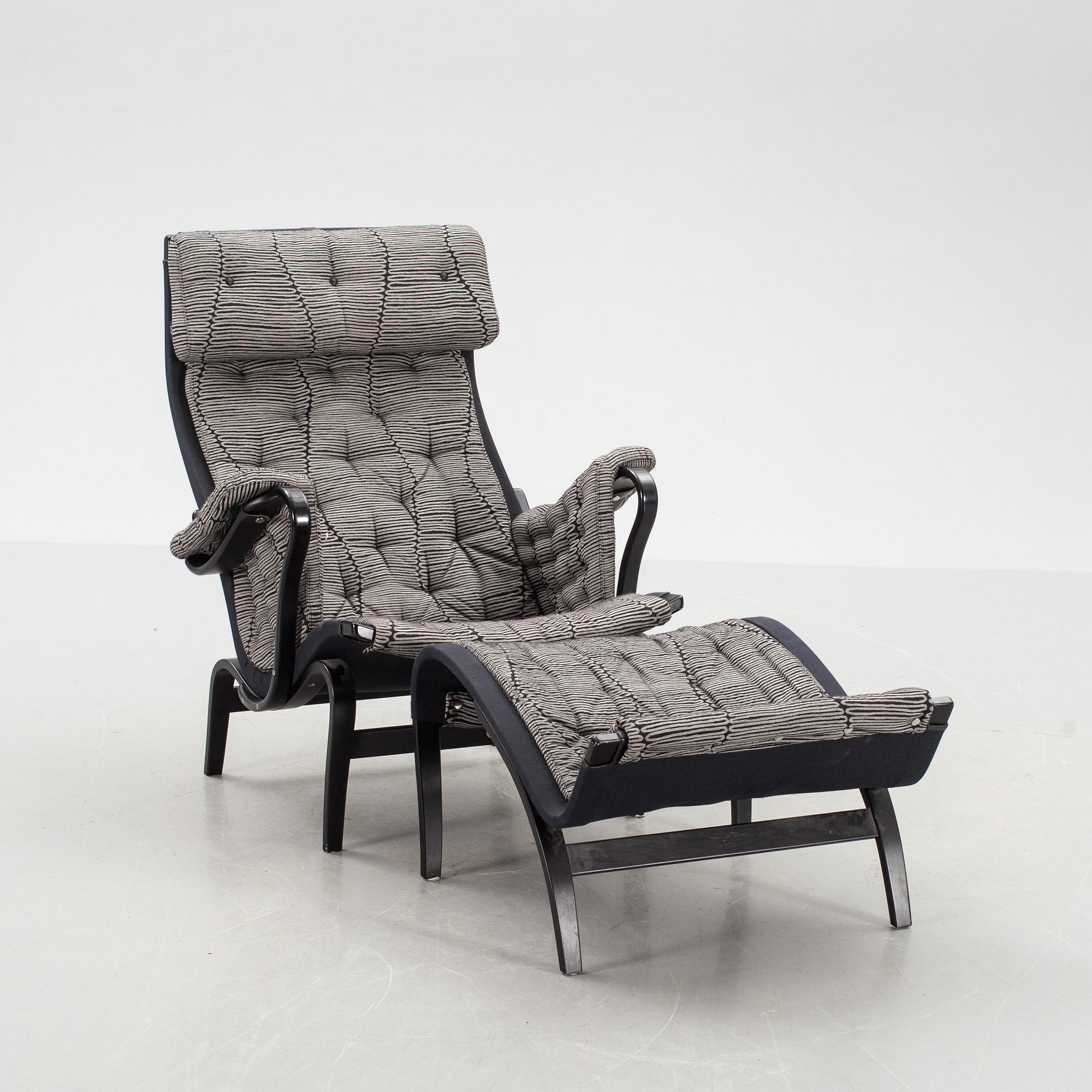 VILSTOL MED FOTPALL, "Pernilla", Bruno Mathsson by Dux Jubileumsutgåva 1907-2007.