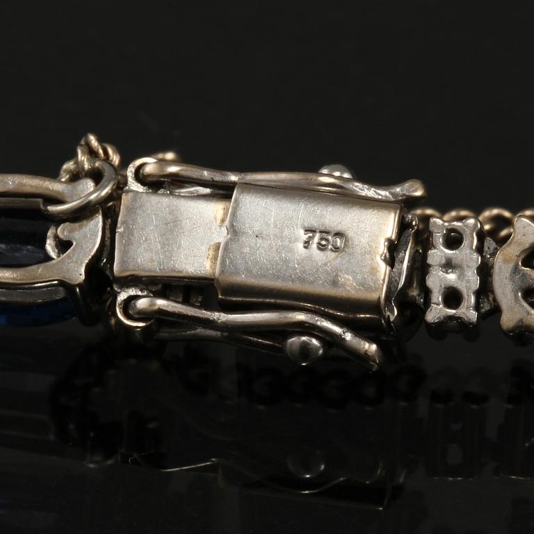 ARMLÄNK, 18k vitguld med 22 fasettslipde blå safirer samt 44 briljantslipade diamanter, 1900-talets slut. Vikt 14 g.