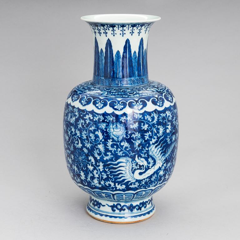 A blue and white Phoenix vase, presumably late Qing, circa 1900.