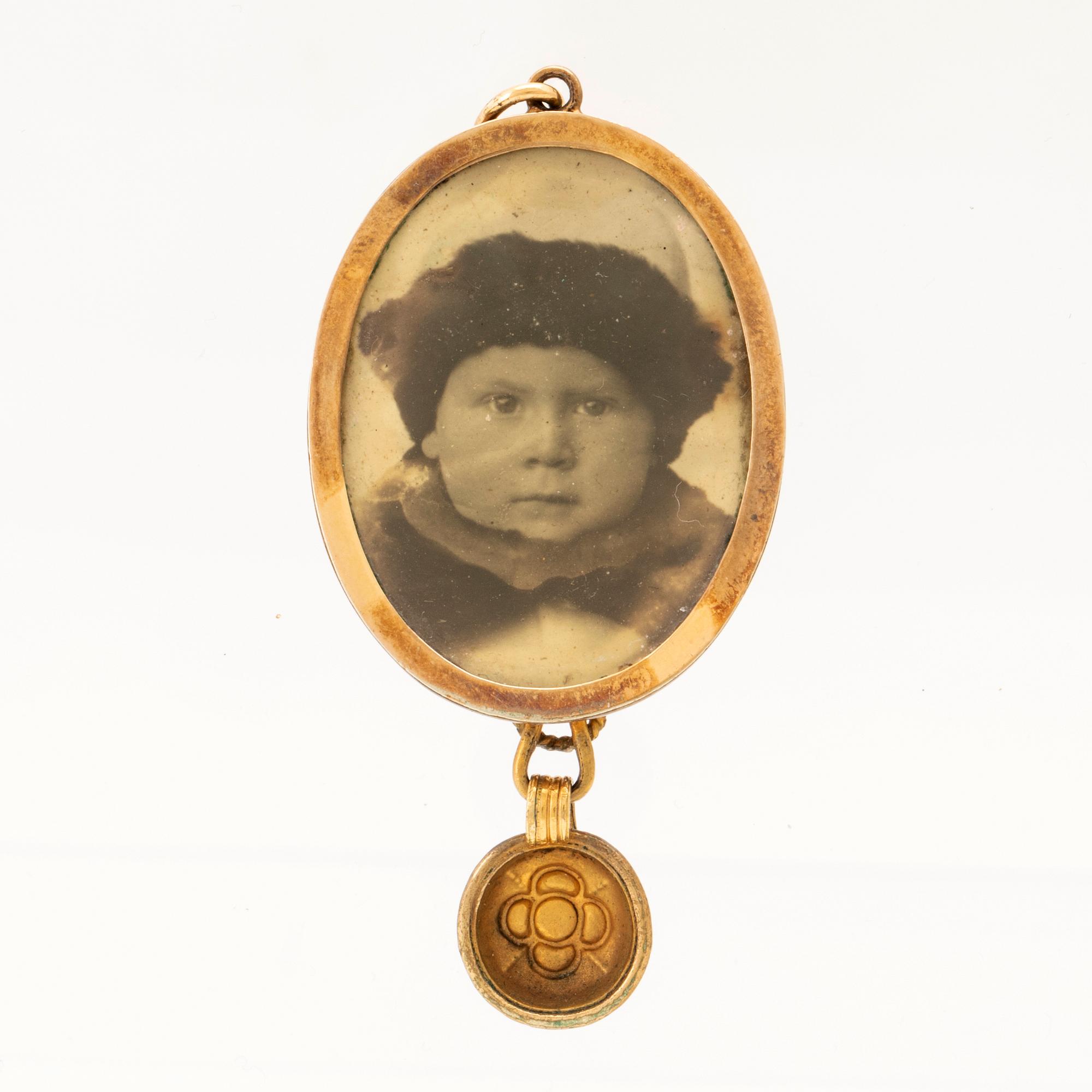 Pendant photo locket in 8K gold and silver.