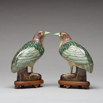 A pair of famille verte figures of quails, Qing dynasty, 19th Century.