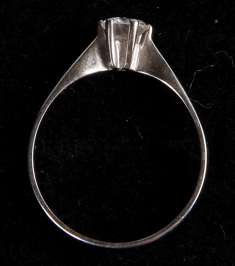 RING, 18 K vitguld, diamant, 0,46 ct.