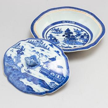 A blue and white vegetable tureen with cover, Qing dynasty, Jiaqing (1796-1820).