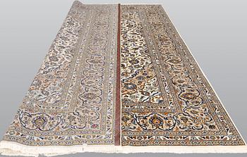 A Kashan carpet, ca 355 x 252 cm.