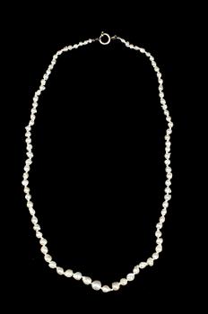 COLLIER, 3st, odlade saltvattenspärlor, två lås i silver.