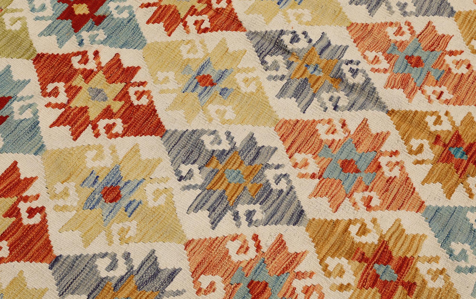 A Kilim rug, approx. 254 x 174 cm.