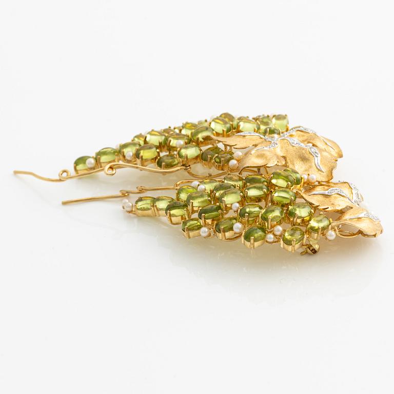 Brooch 18K gold with cabochon-cut peridot, round brilliant-cut diamonds, and cultured pearls.