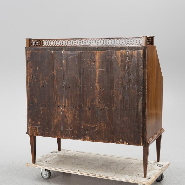 A mahogany secretaire, circa 1800.