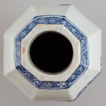 A blue and white export porcelain vase, Qing dynasty, Qianlong (1736-95).