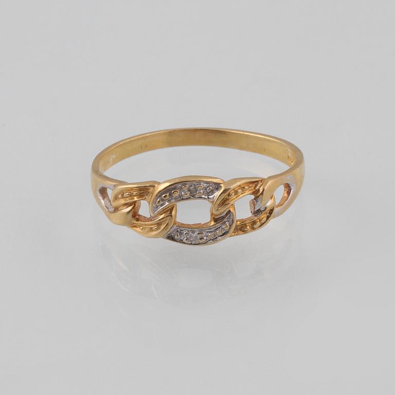 RING, 18K guld och vitguld med 2 åttkantslipade diamanter, Kattfotstämplad. Vikt 1,8 gram.