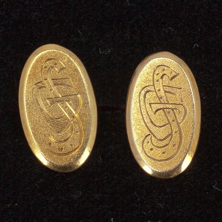 MANCHETTKNAPPAR, ett par samt RINGAR, 2 st. 18K guld, silver 830, karneol. Tot. vikt ca 15,8. 1900-tal.