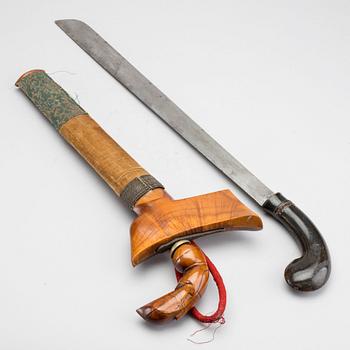 AN INDONESIAN BUGINESE KRIS / KERIS DAGGER AND AN INDONESIAN PARANG/PENANG SWORD.